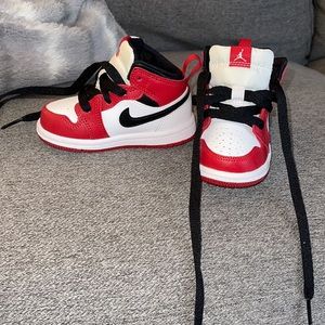 Jordan one mid toddler 5C